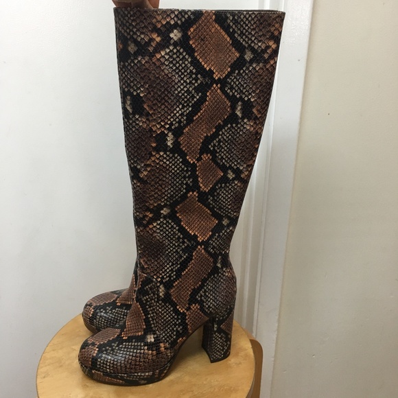 NEW Vince Camuto Snake Jestinal Platform Boots 8 - Picture 4 of 8